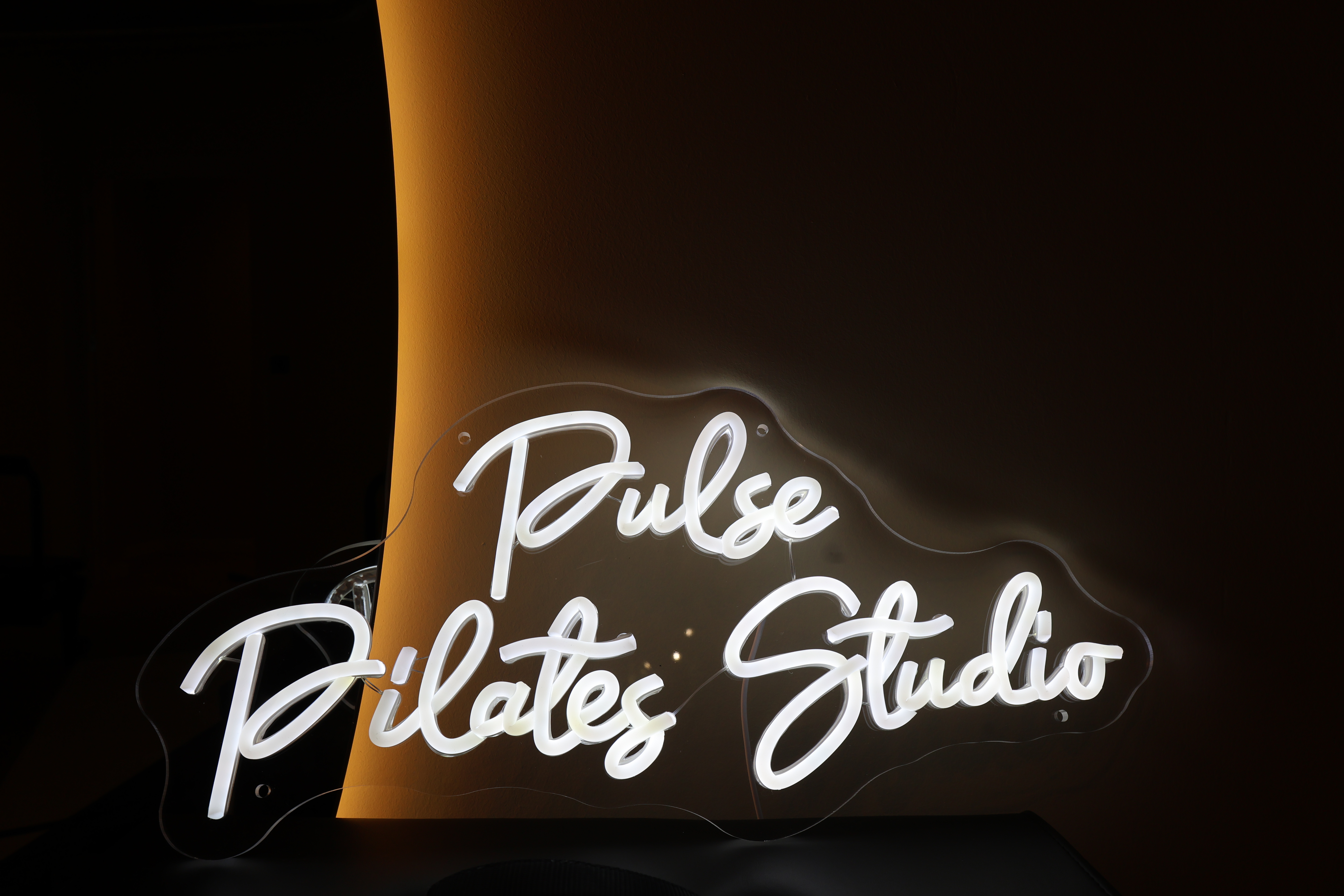 Pulse Pilatesstudio neon bord